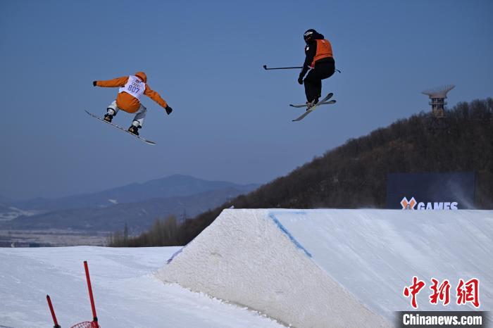 吉林籍奥运冠军苏翊鸣在吉林北大湖X GAMES CHINA总